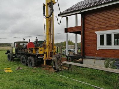 Бурение скважины на даче рядом с домом