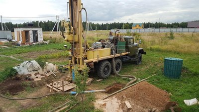 Буровая установка на машине бурит скважину на воду