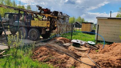 Буровая машина на участке рядом со скважиной с кессоном