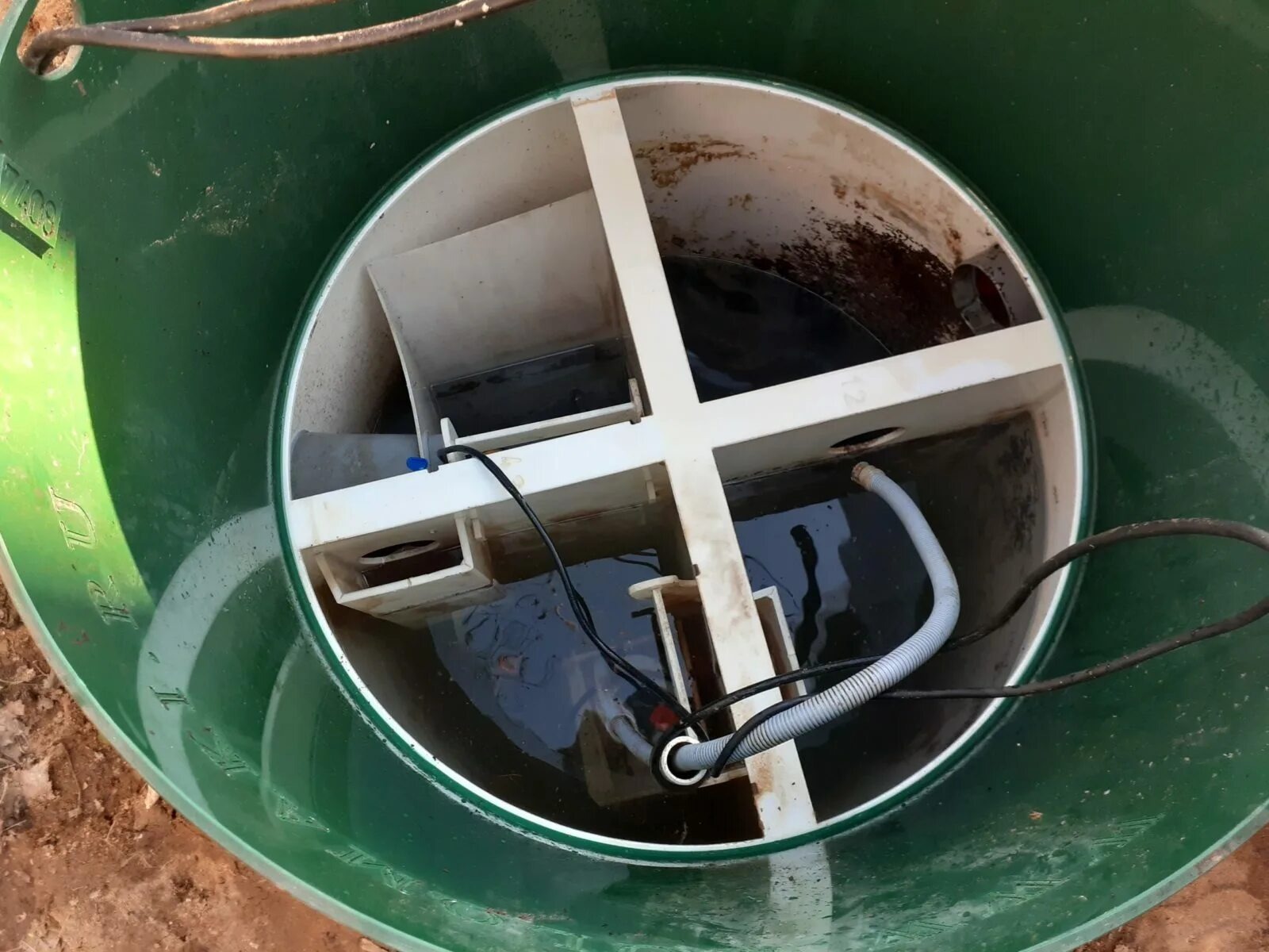 Компания "СпецАкваБур" предлагает профессиональное обслуживание септиков.